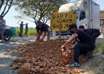 Warga Randublatung Blora menggelar aksi protes dengan menguruk jalan rusak dan menanami pohon pisang sebagai respons atas pernyataan Gubernur Jateng.
