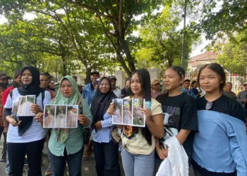 Puluhan warga Desa Tompegunung Sukolilo mendatangi Kantor Bupati Pati untuk menagih perbaikan jalan rusak yang menghubungkan Kecamatan Sukolilo dan Kayen.