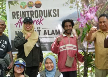 Foto bersama setelah kegiatan reintroduksi flora dan fauna hasil tindakan karantina di Kampung Rhepang Muaif. Dalam kesempatan ini, Barantin selamatkan 18 flora fauna Papua dan dikembalikan ke habitatnya. (Ant – Lingkar.news)