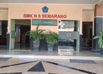 Tampak lobi SMKN 6 Semarang. Ratusan siswa dilaporkan keracunan diduga karena menu MBG, Jumat (31/7/2026). (Syahril – Lingkar.news)