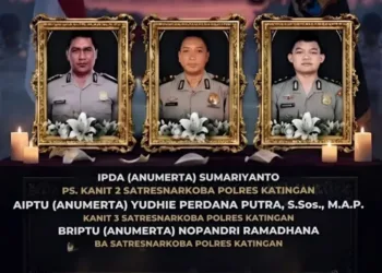 Kapolri Jenderal Listyo Sigit Prabowo menganugerahkan kenaikan pangkat anumerta kepada tiga anggota Polres Katingan yang gugur saat menggerebek bandar narkoba.