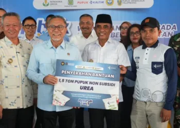 Menko Pangan Zulhas didampingi Gubernur Sulteng Anwar Hafid menyerahkan bantuan pupuk pada petani di Kabupaten Sigi, Sabtu (4/7/2026). (Ant – Lingkar.news)