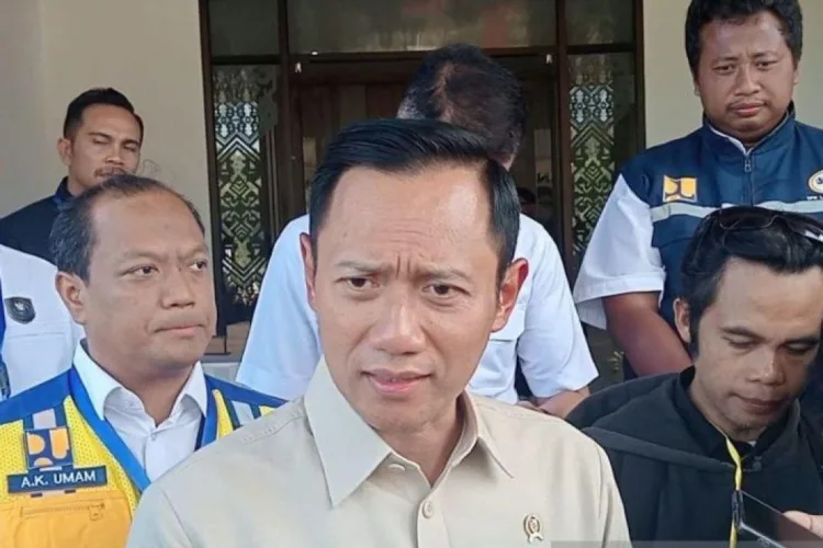 Menteri Koordinator Bidang Infrastruktur dan Pembangunan Kewilayahan, Agus
Harimurti Yudhoyono (AHY) dikonfirmasi wartawan usai peresmian lima bendungan di
Indonesia oleh Presiden Prabowo Subianto yang dipusatkan di Bendungan Meninting,
Kabupaten Lombok Barat, Nusa Tenggara Barat (NTB), Jumat (10/7/2026) sore.
ANTARA/LINGKAR NETWORK.