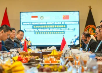Kepala Badan Karantina Indonesia (Barantin) Abdul Kadir Karding (kanan) dan perwakilan General Administration of Customs of the People's Republic of China (GACC) mengikuti rapat penutupan surveillance audit di Jakarta. (Ant – Lingkar.news)