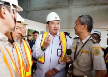 Sekretaris Utama Barantin Shahandra Hanitiyo (tengah) saat mendampingi rombongan Komisi IV DPR RI untuk meninjau Tempat Pelayanan Fisik Terpadu (TPFT) Pelabuhan Batu Ampar di Batam, Kepri, Kamis (23/7/2026). (Ant – Lingkar.news)