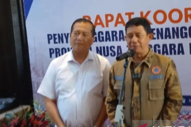 Kepala Badan Nasional Penanggulangan Bencana (BNPB) RI, Letjen TNI Suharyanto
bersama Gubernur Nusa Tenggara Barat (NTB) Lalu Muhamad Iqbal memberikan
keterangan usai Rakor Kekeringan dan Integrasi Kajian Risiko Bencana (KRB) ke
dalam Dokumen Perencanaan Pembangunan Daerah di Mataram, Jumat (24/7/2026).
ANTARA/LINGKAR NETWORK.