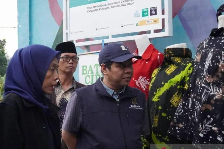 Penyandang Disabilitas Mental di Kuningan Kembangkan Batik, Baznas Bantu Rp50 Juta 1 Pimpinan Baznas RI Bidang Organisasi, Kelembagaan, dan Pembinaan Daerah, Saidah
Sakwan (kiri) bersama Pimpinan Baznas RI Bidang Mobilisasi dan Pengumpulan
Rizaludin Kurniawan (kanan) melakukan kunjungan monitoring dan evaluasi pada
Program Kelompok Disabilitas Berdaya di Desa Tambakbaya, Kecamatan Garawangi,
Kabupaten Kuningan, Jawa Barat, Sabtu (4/7/2026). ANTARA/LINGKAR NETWORK.