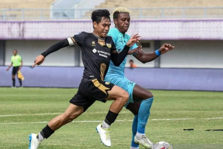 Arsip Foto - Pesepak bola Dewa United Rangga Muslim (kiri) berebut bola dengan
pesepak bola Madura United Hugo Gomes (kanan) pada lanjutan BRI Liga 1 di
Stadion Indomilk Arena, Tangerang, Banten, Kamis (2/2/2023). ANTARA
FOTO/Fauzan/foc/am.