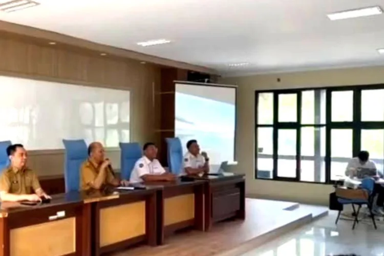 Ratusan Aduan Masuk di "Lapor Menaker", Disnakertrans Banten Siap Tindaklanjuti 1 Kadisnakertrans Banten Septo Kalnadi (dua kanan) membuka kegiatan koordinasi
tindak lanjuti pengaduan Ketenagakerjaan melalui kanal "Lapor Menaker" di
wilayah Provinsi Banten di Serang, Kamis (9/7/2026). (ANTARA/LINGKAR NETWORK)