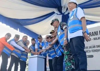 Gubernur Sulteng Anwar Hafid didampingi Bupati Sigi Moh Rizal Intjenae dan forkopimda saat peletakan batu pertama pembangunan jalan di Kabupaten Sigi, Sulawesi Tengah, Minggu (7/6/2026). Pemprov Sulteng melalui program Berani Lancar mengalokasikan ratusan miliar untuk pembangunan jalan dan jembatan. (Ant – Lingkar.news)