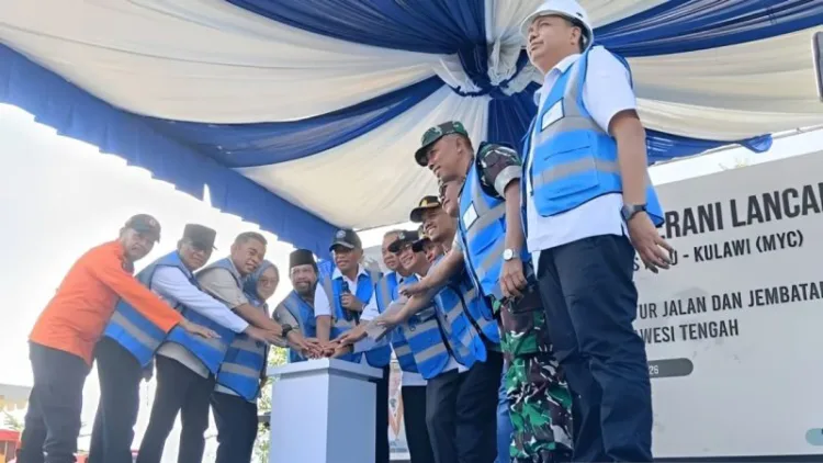 Gubernur Sulteng Anwar Hafid didampingi Bupati Sigi Moh Rizal Intjenae dan forkopimda saat peletakan batu pertama pembangunan jalan di Kabupaten Sigi, Sulawesi Tengah, Minggu (7/6/2026). Pemprov Sulteng melalui program Berani Lancar mengalokasikan ratusan miliar untuk pembangunan jalan dan jembatan. (Ant – Lingkar.news)