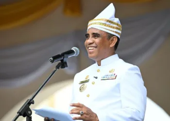 Gubernur Sulteng Anwar Hafid menghadiri upacara peringatan HUT ke-66 Kabupaten Banggai di Luwuk, Rabu (8/7/2026). (Ant – Lingkar.news)