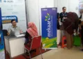 Pencari kerja sedang melakukan tanya-jawab dengan salah satu perusahaan pemberi kerja dalam Job Fair Demak 2026. (Burhan – Lingkar.news)