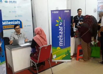 Pencari kerja sedang melakukan tanya-jawab dengan salah satu perusahaan pemberi kerja dalam Job Fair Demak 2026. (Burhan – Lingkar.news)