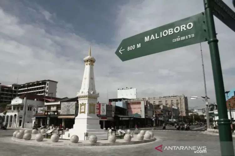 Warga melintas di depan Tugu Pal Putih Kota Yogyakarta (Foto ANTARA/LINGKAR NETWORK)