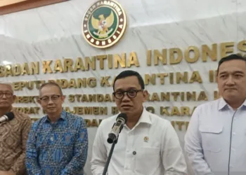 Kepala Badan Karantina Indonesia (Barantin) Abdul Kadir Karding (kedua kanan) memberi keterangan kepada media di Jakarta, Rabu (1/7/2026). Barantin akan menderegulasi 22 peraturan demi keberlangsungan ekspor. (Ant – Lingkar.news)