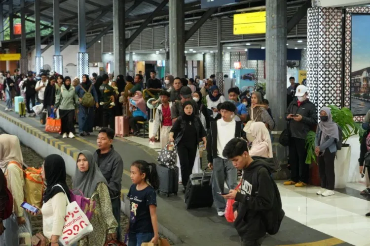 Penumpang kereta api di Stasiun Yogyakarta di wilayah Daop 6 Yogyakarta.
(ANTARA/LINGKAR NETWORK)