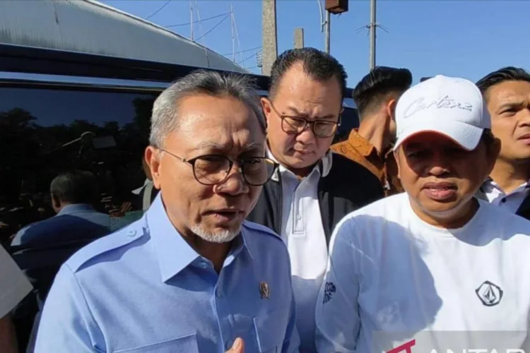 Menko Bidang Pangan Zulkifli Hasan dan Gubernur Jabar Dedi Mulyadi memberikan
keterangan di Arcamanik Bandung, Jumat (24/7/2026). (ANTARA/LINGKAR NETWORK)