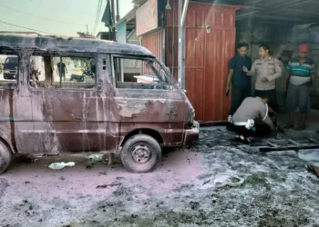 Kebakaran sebuah mobil di Pati. Ketua DPRD Pati Ali Badrudin mengimbau masyarakat meningkatkan kewaspadaan. (Red – Lingkar.news)