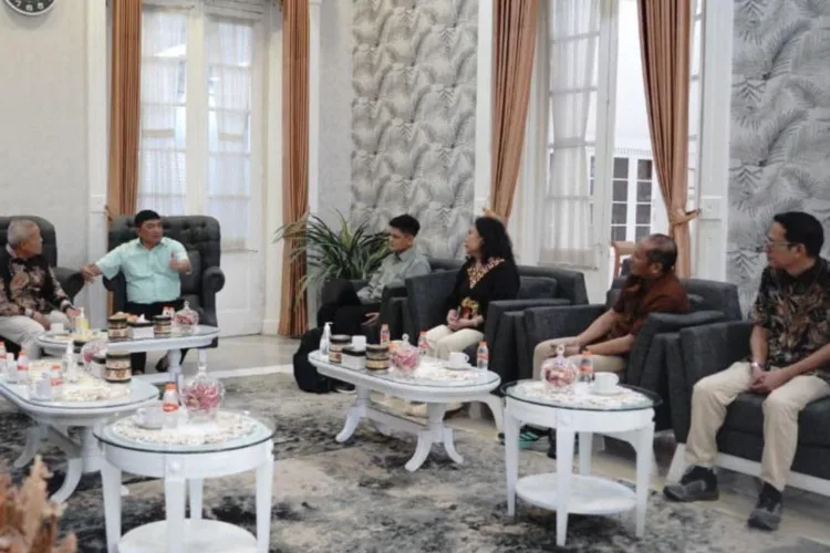 Dongkrak PAD, Pemkab Garut akan Optimalisasi Aset Daerah 1 Bupati Garut Abdusy Syakur (kedua kiri) menemui jajaran Kementerian Keuangan
membahas terkait optimalisasi aset daerah di Ruang Pamengkang, Kabupaten Garut,
Jawa Barat, Jumat (10/7/2026). (ANTARA/LINGKAR NETWORK)