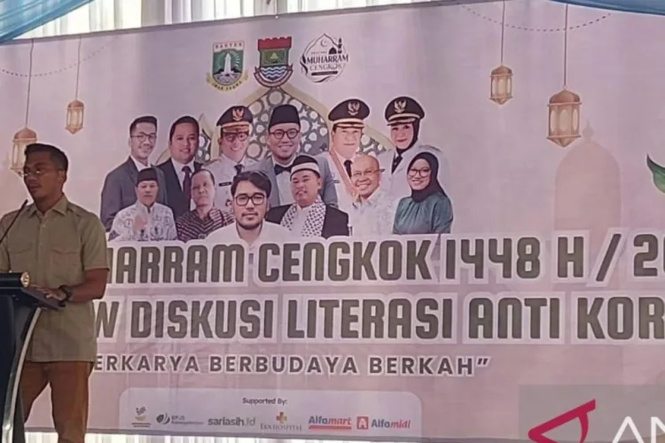 Festival Muharram Balaraja Jadi Pilot Project Desa Mandiri Sosial 1 Staf Khusus Menteri Sosial Fuji Abdul Rohman saat memberikan sambutan dalam
acara Festival Muharram di Desa Cengkok Balaraja, Sabtu. ANTARA/LINGKAR NETWORK.