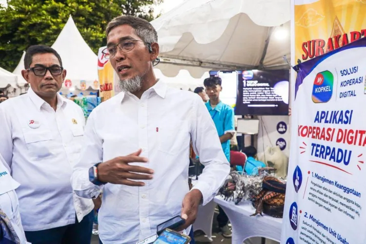 Sekretaris Daerah Jateng Sumarno saat meninjau Gelar Produk Koperasi dan UMKM,
di Solo. (ANTARA/LINGKAR NETWORK)