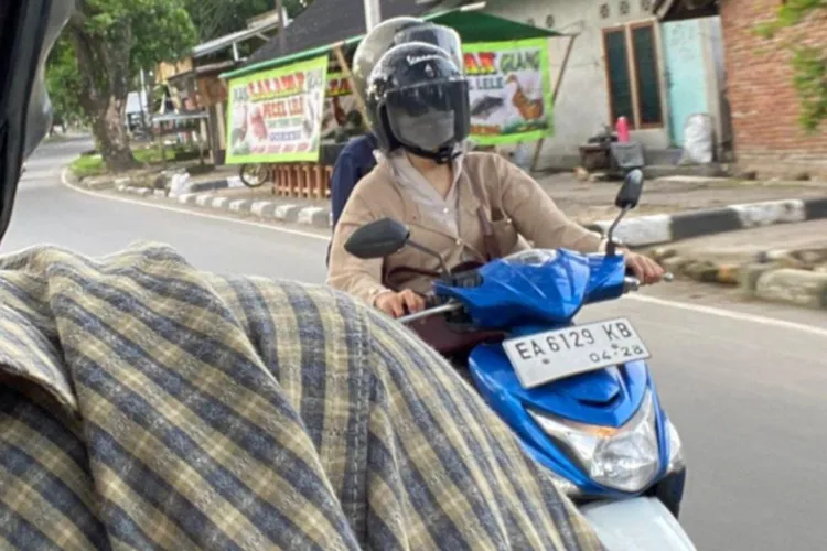 Kasus Kematian Mahasiswi di Mataram, Keluarga Buka Sayembara Rp20 Juta 1 Dokumentasi almarhumah NDR semasa hidup saat mengendarai Honda Beat miliknya
yang kini disebut hilang saat jenazahnya ditemukan di kamar indekos wilayah
Gomong, Kota Mataram. ANTARA/LINGKAR NETWORK.