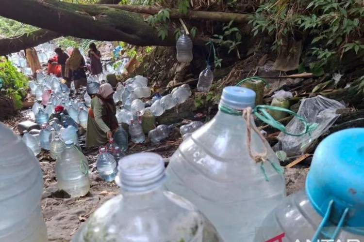 Krisis Air, Warga Mekarsari Cilegon Rela Antre 24 Jam di Mata Air Dalam Hutan 1 Sejumlah warga menunggu galon terisi air dari sisa debit sumber mata air Sumur
Bendung di Gunung Batur, Kota Cilegon, Banten, Rabu. ANTARA/LINGKAR NETWORK.