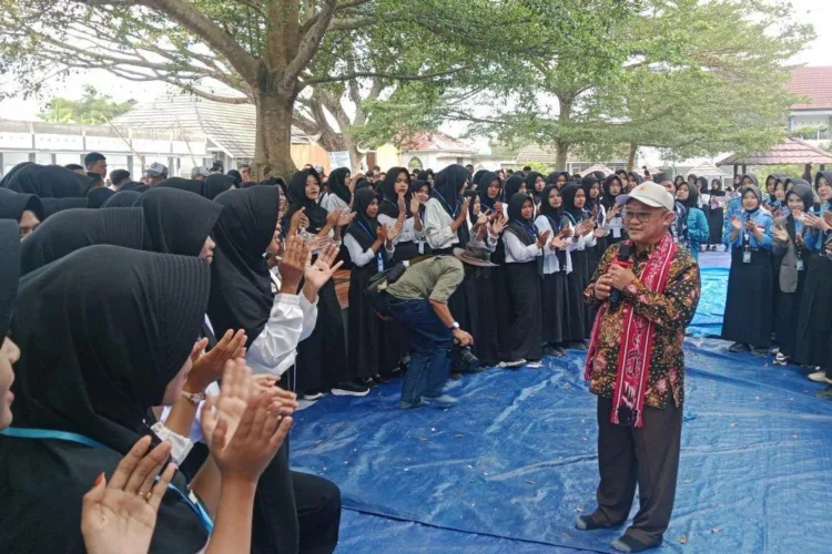 Menteri Pendidikan sasaran dan menengah (Mendikdasmen) Republik Indonesia Prof H
Abdul Muti saat menyapa pelajar SMAN 2 Praya di Lombok Tengah Provinsi NTB,
Kamis (16/7/2026). ANTARA/LINGKAR NETWORK.