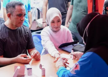 Gubernur Sulteng Anwah Hafid didampingi Ketua TP PKK Sulteng Sry Nirwanti Bahasoan, memanfaatkan CKG dalam acara car free day di Palu, Minggu (5/7/2026). (Red – Lingkar.news)