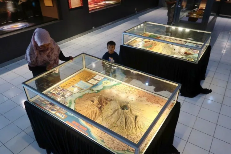 Museum NTB Bakal Hadirkan Pameran Imersif Sejarah Letusan Gunung Tambora 1 Ilustrasi: Wisatawan melihat maket Gunung Samalas di ruang pameran tetap Museum
NTB, Mataram, Nusa Tenggara Barat, Rabu (24/6/2026). ANTARA/LINGKAR NETWORK.