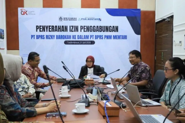 Resmi Melebur, BPRS Rizky Barokah Tangerang Jadi Cabang BPRS PNM Mentari 1 Kepala OJK Tasikmalaya Nofa Hermawati (tengah) saat acara penyerahan surat
keputusan penggabungan PT Bank Perekonomian Rakyat Syariah (BPRS) Rizky Barokah,
Tangerang, Banten ke dalam PT BPRS PNM Mentari yang berkantor di Kabupaten Garut
di Kantor OJK Tasikmalaya, Jawa Barat, Selasa (21/7/2026). ANTARA/LINGKAR NETWORK.