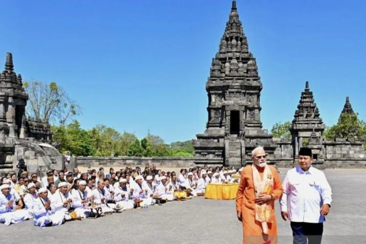 Presiden RI Prabowo Subianto (kanan) dan Perdana Menteri India Narendra Modi
(dua kanan) berjalan di sekitar tiga candi besar di kompleks Candi Prambanan,
Daerah Istimewa Yogyakarta (DIY), Rabu (8/7/2026). ANTARA/LINGKAR NETWORK.