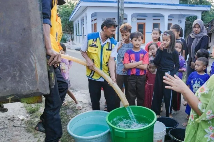 Balai Besar Wilayah Sungai Cidanau Ciujung Cidurian (BBWS C3) Kementerian
Pekerjaan Umum menyalurkan bantuan air bersih kepada masyarakat terdampak
kekeringan akibat musim kemarau El Nino di Kabupaten Lebak, Provinsi Banten.
(ANTARA/LINGKAR NETWORK)