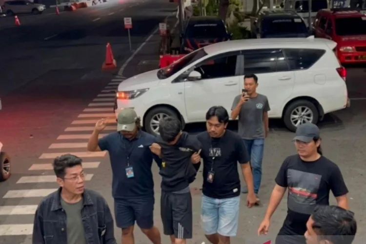 Tersangka pembunuhan pengemudi ojek online di Tangerang berinisial RD alias D
(25) dibawa ke Ditreskrimum Polda Metro Jaya, Jakarta, Selasa (14/7/2026).
ANTARA/LINGKAR NETWORK.