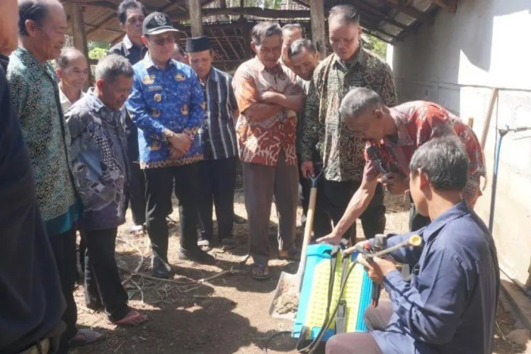 Pakai Teknologi Sawah Terpal, Petani Gunungkidul Bisa Panen 5 Kali Setahun 1 Wakil Bupati Gunungkidul Joko Parwoto (baju korpri) saat melakukan sosialisasi
pembuatan sawah terpal bersama Kelompok Tani (Poktan) Mawarsari di Padukuhan
Gandu, Kalurahan Semugih, Kapanewon Rongkop, Jumat (17/7/2026). ANTARA/LINGKAR NETWORK.