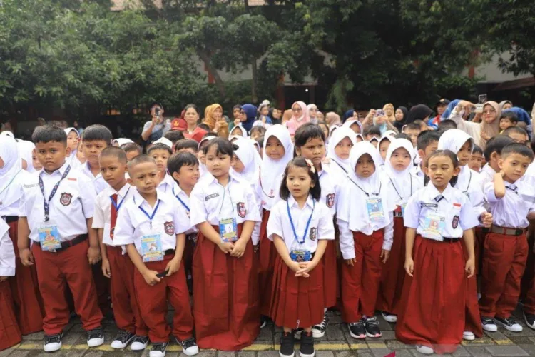Walkot Tangerang: Gerakan Ayah Antar Anak Sekolah Jangan Cuma Seremonial 1 Ilustrasi: Sejumlah orang tua di Kota Tangerang nampak mengantar anak pada hari
pertama MPLS pada ajaran tahun 2025/2026 lalu. ANTARA/LINGKAR NETWORK.