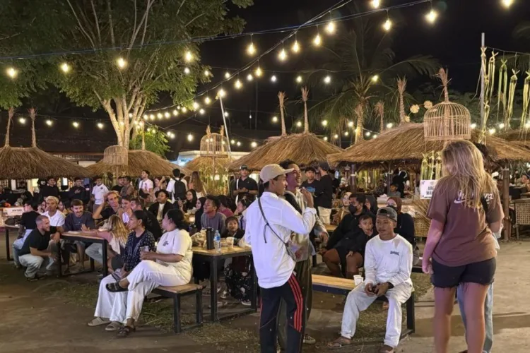 Para turis domestik dan mancanegara menikmati suasana festival kuliner jalanan
di Mandalika, Lombok Tengah, Nusa Tenggara Barat, Jumat (10/7/2026).
ANTARA/LINGKAR.NEWS.