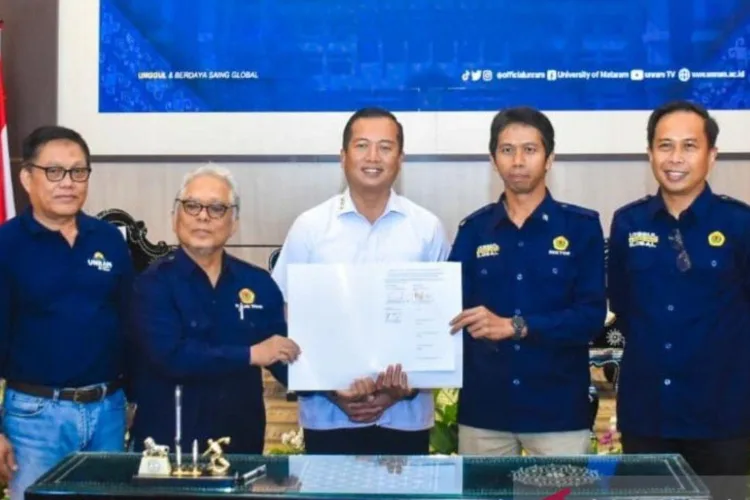 Gubernur Nusa Tenggara Barat (NTB) Lalu Muhamad Iqbal (tengah) bersama Rektor
Unram Prof. Sukardi (kedua dari kanan) usai penandatanganan Nota Kesepahaman
(MoU) di Ruang Sidang Senat Universitas Mataram, Kamis (9/8/2026).
ANTARA/LINGKAR NETWORK.