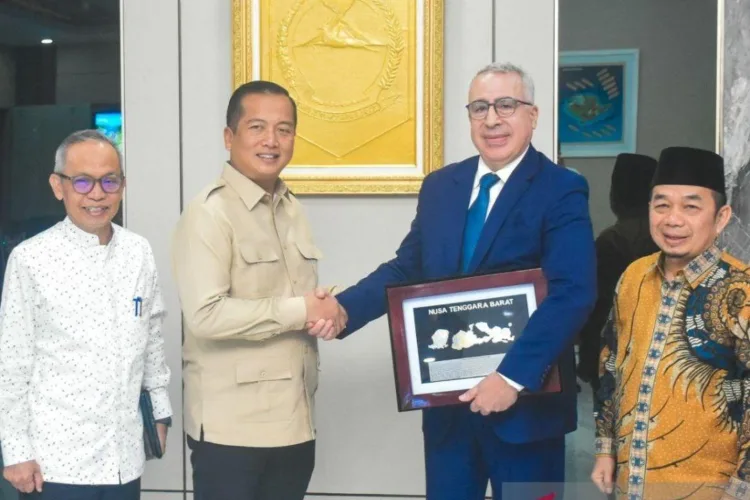 NTB Tawarkan Proyek Rp1,61 Triliun ke Maroko, Ini Sektor Unggulannya 1 Gubernur Nusa Tenggara Barat (NTB) Lalu Muhamad Iqbal (kedua kiri) bersalaman
dengan Duta Besar Kerajaan Maroko untuk Indonesia Redouane Houssaini (kedua
kanan) di ruang kerjanya, Mataram, NTB, Jumat (17/7/2026). Pertemuan ini turut
dihadiri Anggota Komisi II DPR Jazuli Juwaini (kanan) dan Sekretaris Daerah NTB
Abul Chair (kiri). ANTARA/LINGKAR NETWORK.