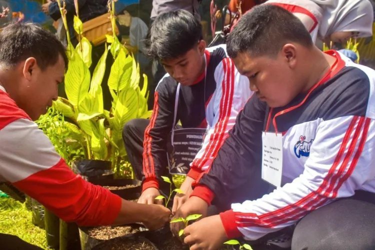 Cegah Inflasi, 41 Ribu Siswa NTB Diwajibkan Tanam Cabai, Target Panen 20 Ton 1 Sejumlah siswa baru menanam bibit cabai di SMKN 5 Mataram, Kota Mataram, Nusa
Tenggara Barat, Rabu (15/7/2026). ANTARA/LINGKAR NETWORK.