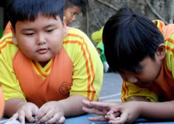 Main Kelereng sampai Telepon Kaleng, Murid SD di Solo Lestarikan Permainan Tradisional di Hari Anak Nasional