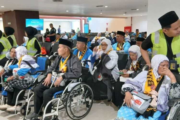 Layanan Umrah Terminal 2F Bandara Soetta Dipercepat Mulai 10 Juli 2026 1 Ilustrasi - Petugas saat melayani sejumlah calon jamaah haji menuju Terminal 2F
Bandara Soekarno-Hatta (Soetta), Tangerang, Banten, sebagai pemberangkatan para
jamaah umrah dan haji tahun 2026. ANTARA/LINGKAR NETWORK.