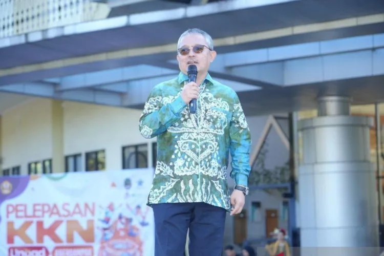 Sebanyak 74 Desa di Jabar Jadi Sasaran Program Penguatan Literasi 1 Kepala Perpusnas, E. Aminudin Aziz dalam Pelepasan KKN Mahasiswa Unpad Semester
Genap Tahun Akademik 2025/2026 di Kampus Unpad Jatinangor, Jumat (10/7/2026).
ANTARA/LINGKAR NETWORK.