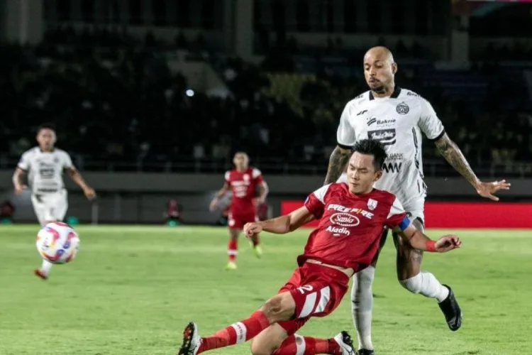 Bursa Transfer BRI Liga 1: Sutanto Tan Resmi Berlabuh ke Persita Tangerang 1 Pesepak bola Sutanto Tan (saat masih memperkuat Persis Solo/kiri) berebut bola
dengan pemain Persija Jakarta Gustavo Almeida Dos Santos (kanan) pada
pertandingan BRI Liga 1 di Stadion Manahan, Solo, Jawa Tengah, Minggu
(26/1/2025). ANTARA FOTO/Mohammad Ayudha/foc. (ANTARA FOTO/LINGKAR NETWORK)