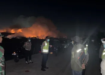 Api di TPA Jatiwaringin Belum Padam, 33 KK Dilarikan ke Huntara 12 Api di TPA Jatiwaringin Belum Padam, 33 KK Dilarikan ke Huntara