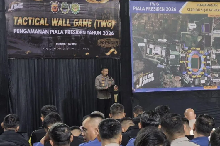 Petugas gabungan dari unsur Polri, TNI, pemerintah daerah, dan Brimob saat
melakukan briefing pengamanan Piala Presiden 2026 di Si Jalak Harupat, Kabupaten
Bandung, Jawa Barat, pada Jumat (24/7/2026). ANTARA/LINGKAR NETWORK.