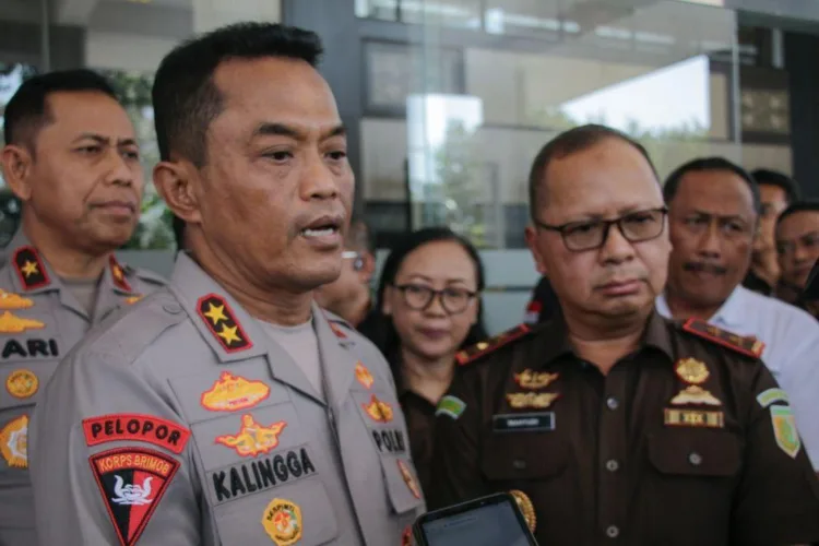Polda NTB Ambil Alih Kasus Santri Terbakar Sesuai Rekomendasi Komisi III DPR 1 Kapolda NTB, Irjen Pol. Kalingga (kedua kiri) memberikan keterangan terkait
kasus santri terbakar usai kegiatan pertemuan dengan Kajati NTB, Wahyudi di
Mataram, Selasa (14/7/2026). ANTARA/LINGKAR NETWORK.