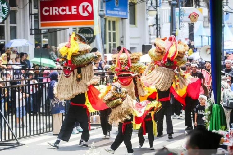 Arsip- Sejumlah seniman saat meramaikan ajang Asia Afrika Festival 2025 di Kota
Bandung, Jawa Barat. (ANTARA/Rubby Jovan)