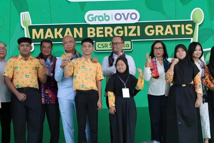 Kepala Pusat Pelaporan dan Analisis Transaksi Keuangan (PPATK) Dr. Ivan
Yustiavandana (tengah) didampingi Jaksa Agung Muda Intelijen (Jamintel)
Kejaksaan Agung RI Reda Manthovani dan Bupati Tangerang Moch. Maesyal Rasyid
saat meninjau pelaksanaan Program Makan Bergizi Gratis (MBG) yang didukung
melalui dana Corporate Social Responsibility (CSR) perusahaan swasta bersama
Yayasan Inklusi Pelita Bangsa, di SKhN 1 Kabupaten Tangerang, Kecamatan
Balaraja, Banten, Kamis (16/7/2026). ANTARA/LINGKAR NETWORK.